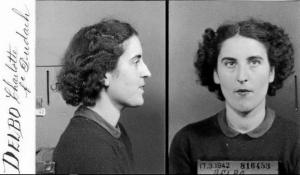 H Σαρλότ Ντελμπό φωτογραφίζεται από την αστυνομία έπειτα από τη σύλληψή της, τον Μάρτιο του 1942. Οδηγήθηκε, μαζί με τον σύζυγό της Ζωρζ Ντυντάκ στη φυλακή της Santé. Εκείνος εκτελέστηκε, εκείνη τον Ιανουάριο του 1943 μεταφέρθηκε στο Άουσβιτς.  