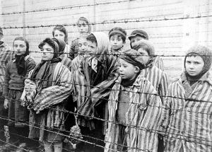Παιδιά που κρατούνταν στο Άουσβιτς, την ημέρα της απελευθέρωσης, 1945.
