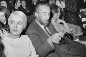 18 Ιανουαρίου 1968, Παρίσι. Ο Ρομαίν Γκαρύ με τη σύζυγό του, την ηθοποιό Τζιν Σίμπεργκ. Ήδη ο συγγραφέας σκεπτόταν πολύ σοβαρά το γήρας, τον άνισο αγώνα ενάντια στα απάνθρωπα «διατάγματα της φύσης».  